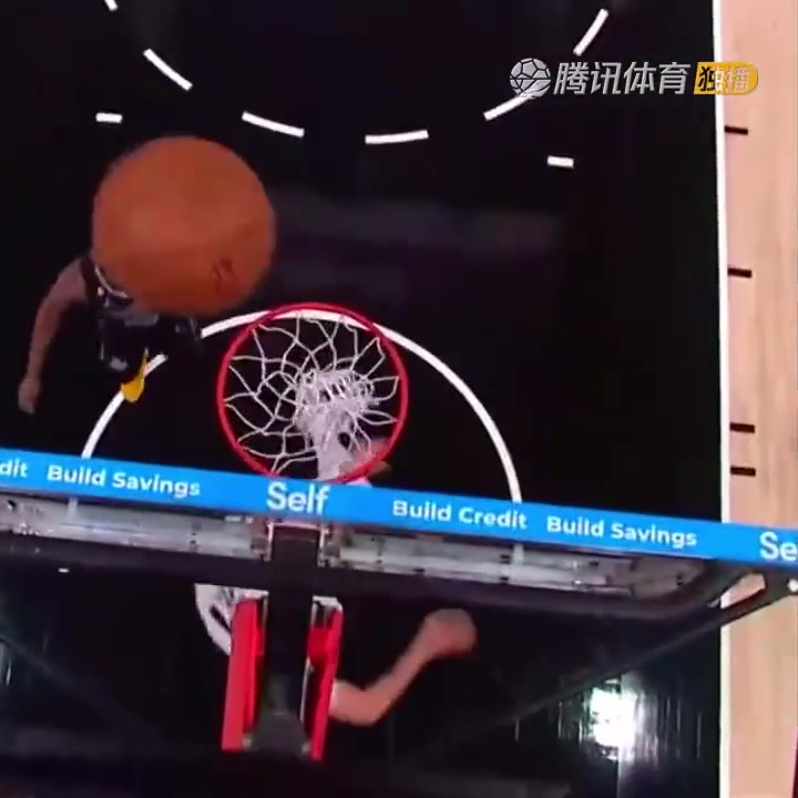 罕見一幕！努爾基奇拋投 球神奇停在籃板上沿 看呆凱爾登！（努爾基奇集錦）